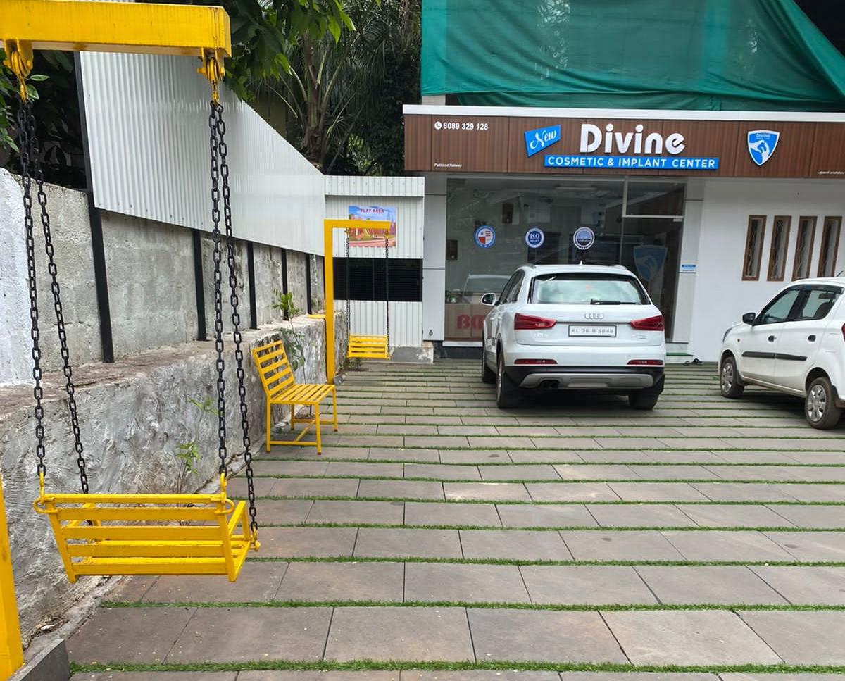 New divine cosmetic and implant center pattikkad